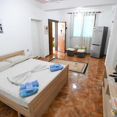 Guest House Flowers Берат Екстер'єр фото