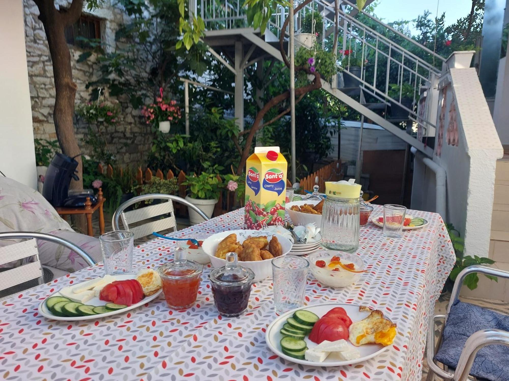 Guest House Flowers Берат Екстер'єр фото