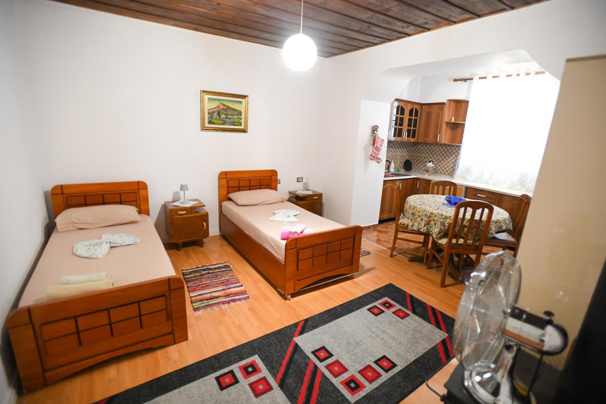 Guest House Flowers Берат Екстер'єр фото