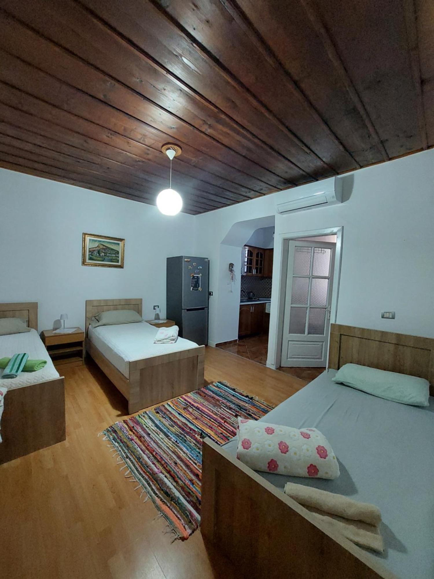 Guest House Flowers Берат Екстер'єр фото