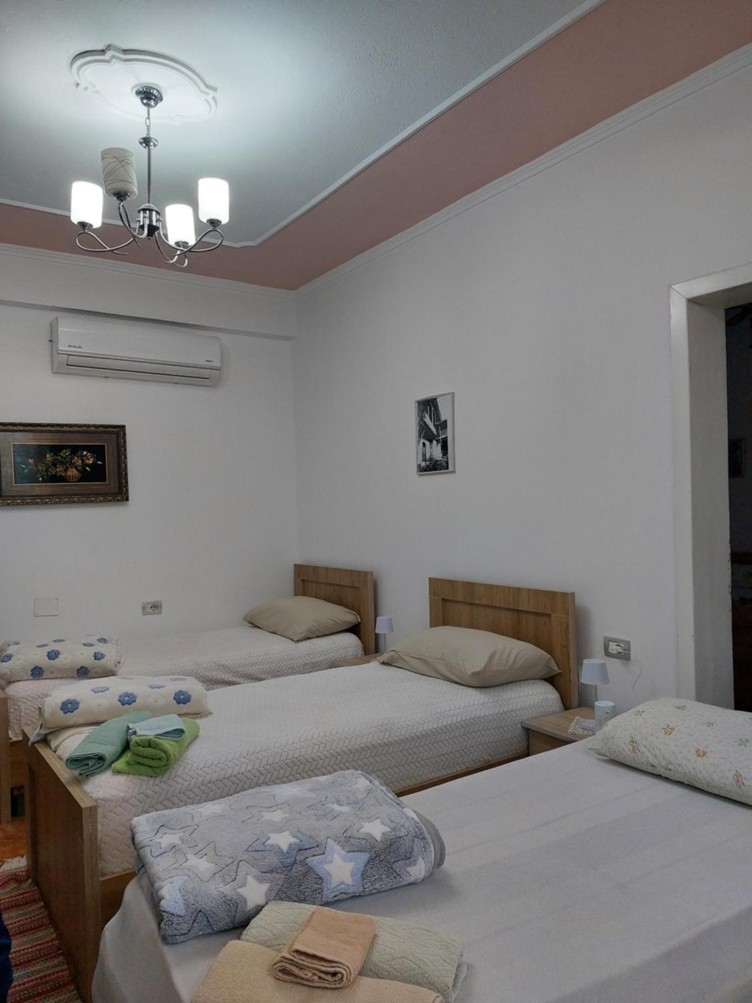 Guest House Flowers Берат Екстер'єр фото