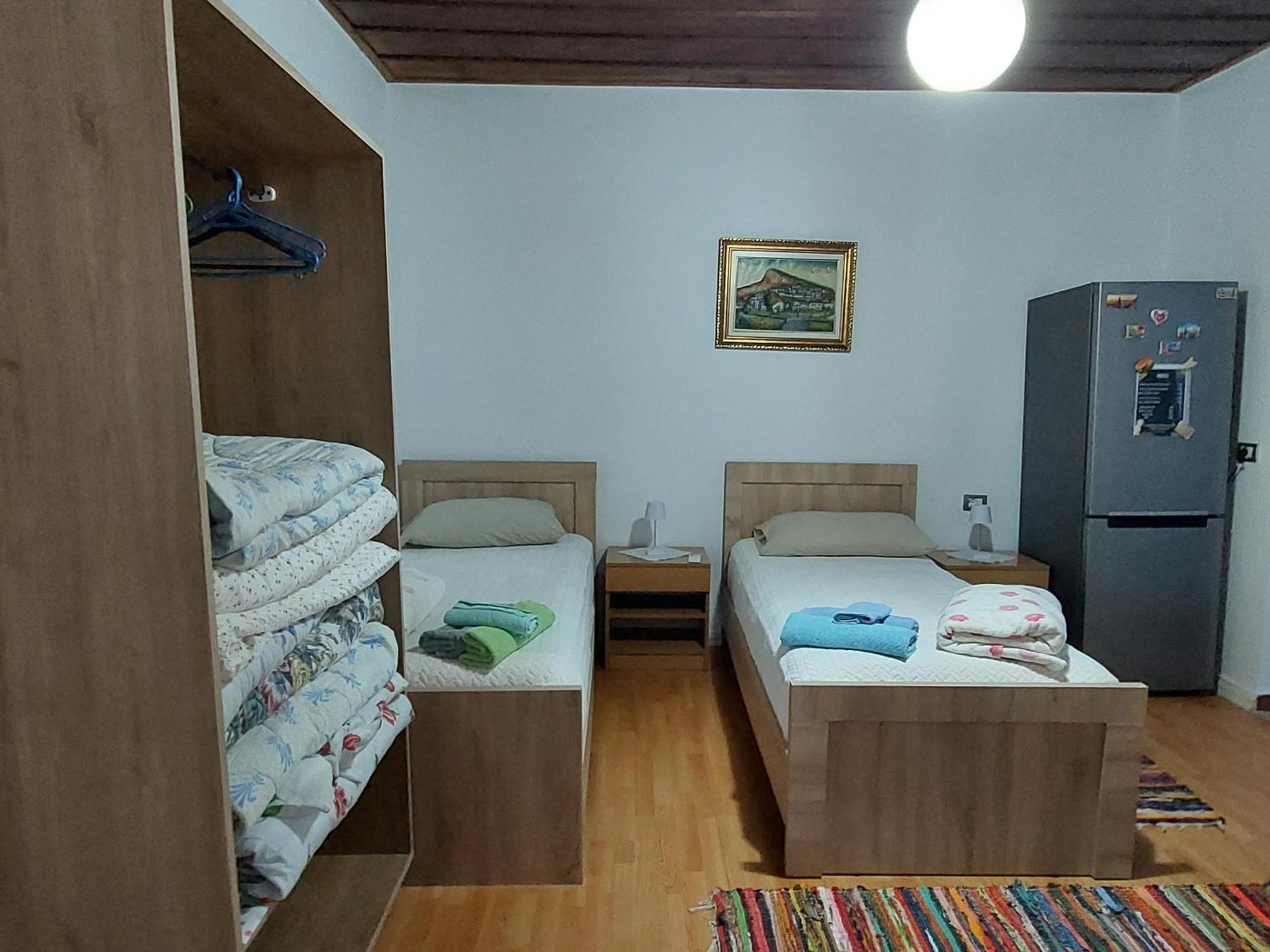 Guest House Flowers Берат Екстер'єр фото